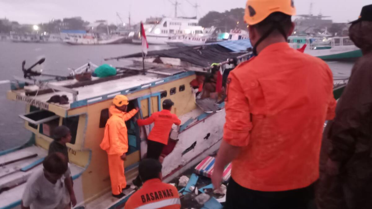 Ledakan Mesin Picu Kebakaran Kapal di Pelabuhan Paotere, Sembilan Nelayan Luka-luka