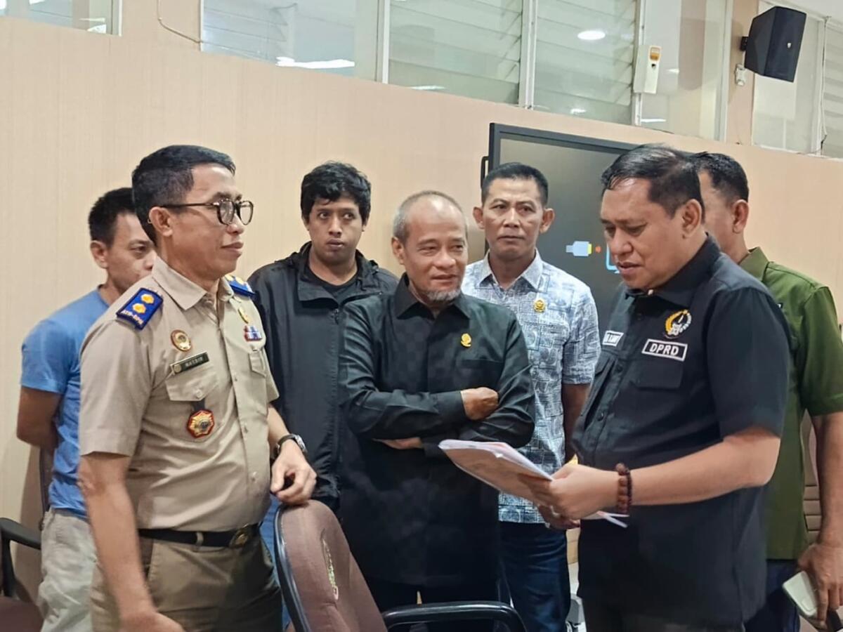 IST
BERBINCANG--Ketua Komisi D DPRD Sulsel Kadir Halid dan And Rahman dan Lukman B Kady berbincang serius dengan pejabat BPN H Natsir M
