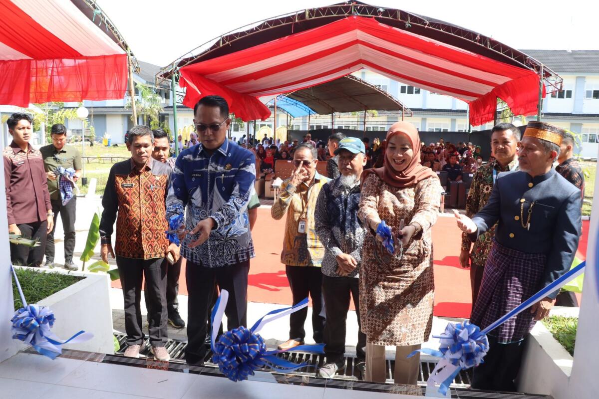 PERESMIAN -- Wakil Ketua DPRD Sulbar, Dr Hj St.Suraidah Suhardi bersama Sekreraris Provinsi Sulbar, Junda Maulana melaukan pengguntingan pita peresmian asrama bagi siswa Jadi UPTD SMKN 1 Rangas, Kabupaten Mamuju.