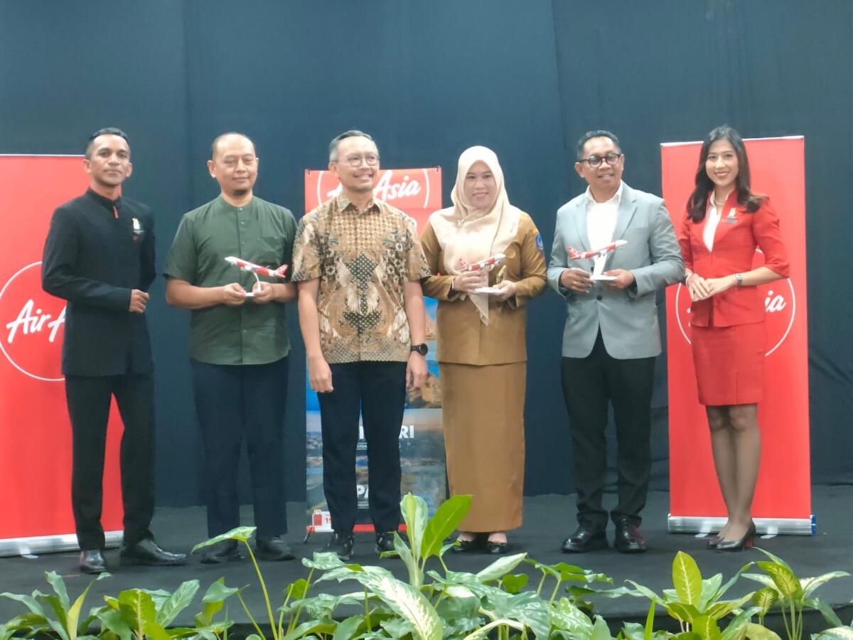 MEDIA GATHERING -- Eddy Krismeidi, Head of Indonesia Affairs & Policy (tiga dari kiri) didampingi Meriani Tenriawaru, kepala UPT Museum Mandala & Societeit de Harmonie mewakili kepala Dinas Kebudayaan dan Pariwisata Sulawesi Selatan (tiga dari kanan), Minggus Eko Tri Gandeguai, General Manager PT Angkasa Pura Indonesia Cabang Bandara Sultan Hasanuddin Makassar (dua dari kanan) dan Muhammad Sholehuddin, kepala Bidang Keamanan Penerbangan, Angkutan Udara, dan Kelaikudaraan mewakili Kepala Kantor Otoritas Bandar Udara Wilayah V Makassar (dua dari kiri) foto bersama usai penyerahan cinderamata pada acara media gathering.