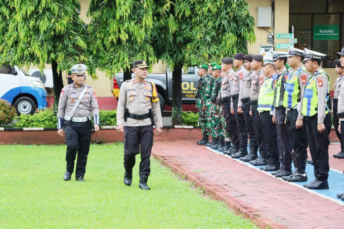 IST
APEL -- Wakapolres Maros, Kompol Ahmad Rosma memeriksa pasukan pada apel gelar pasukan di Lapangan Apel Polres Maros, Senin, 2 Februari 2026.
