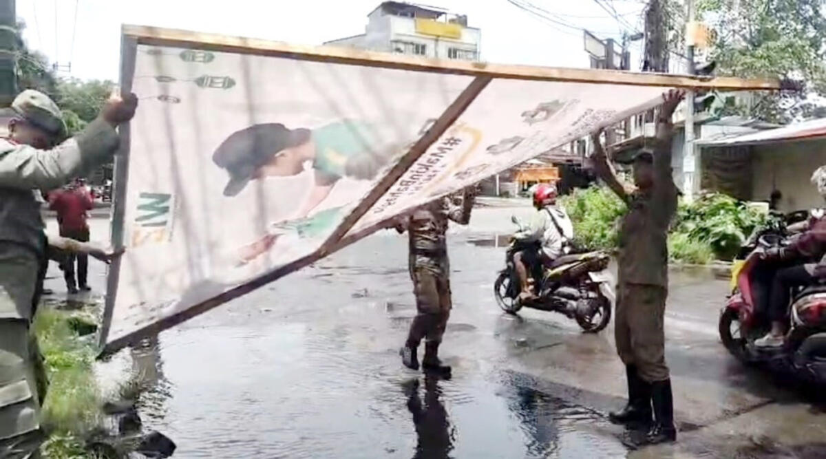 Satpol PP Tertibkan Reklame yang Gunakan Badan Jalan dan Trotoar