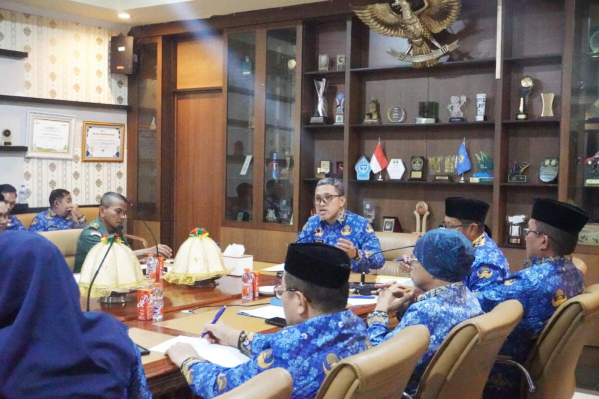 KETERSEDIAAN -- Bupati Jeneponto, H Paris Yasir saat memimpin rapat membahas ketersediaan bahan pokok dan operasi pasar jelang Ramadan.
