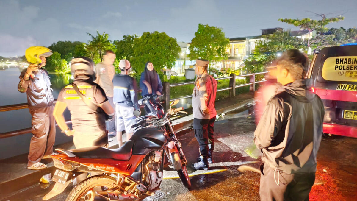 SISIR -- Personel Polsek Manggala sedang menyisir delapan kelurahan yang selama ini dianggap rawan terhadap tindak kriminalitas.
