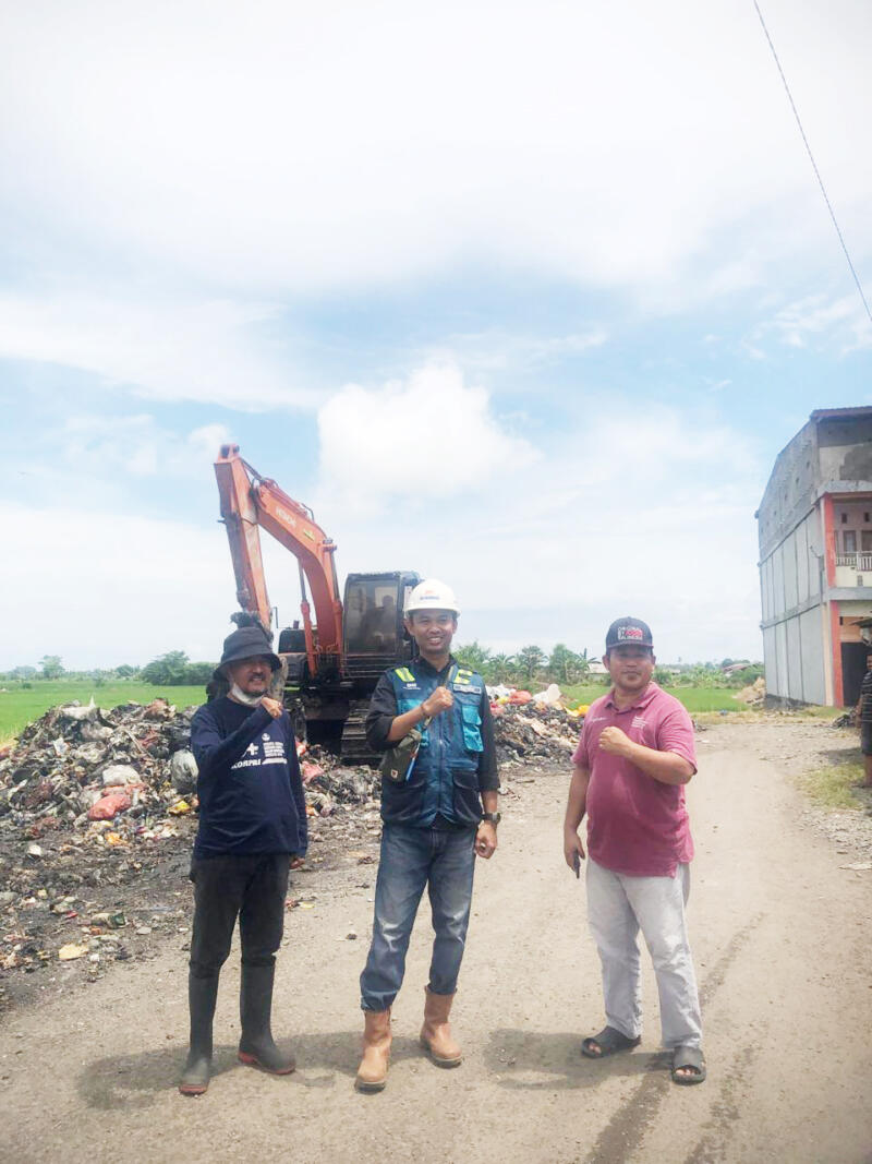 ANGKUT SAMPAH -- Anggota DPRD Luwu dan DLH Kabupaten Luwu bersama PT BMS Pengelolaan Sampah membersihkan dan mengangkut sampah yang memenuhi area Pasar Padang Sappa, Sabtu (7/2).
