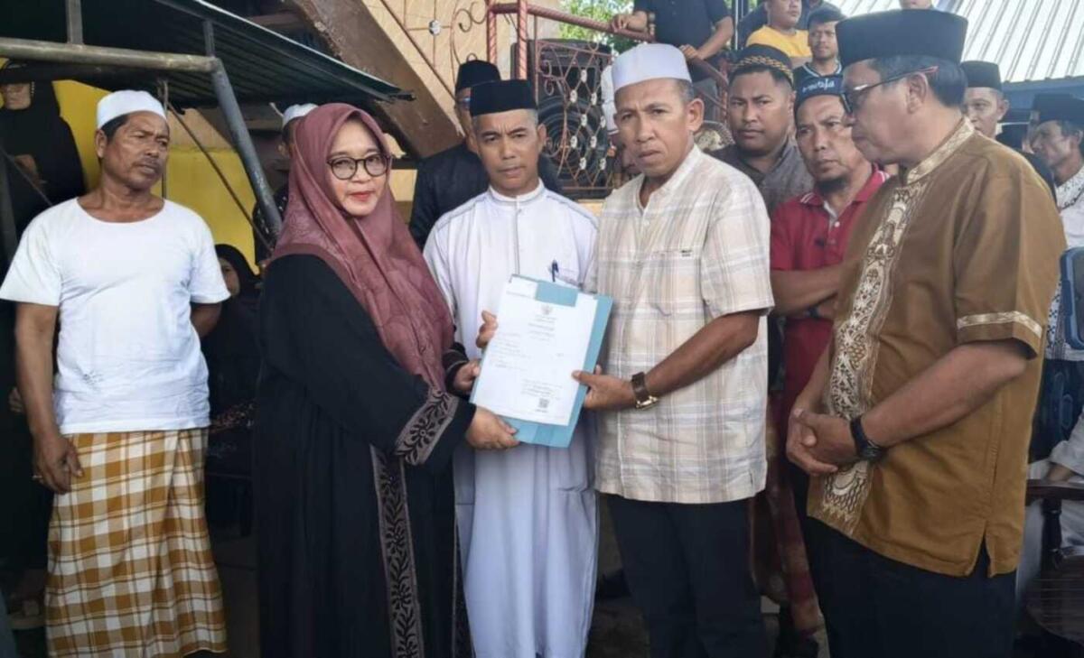 Wabup Serahkan Akta Kematian