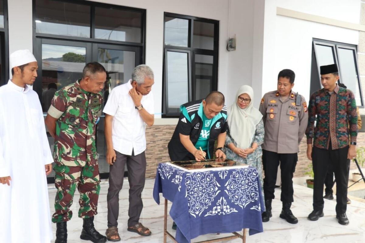 Irwan Resmikan Gedung Baru Kelurahan Malili