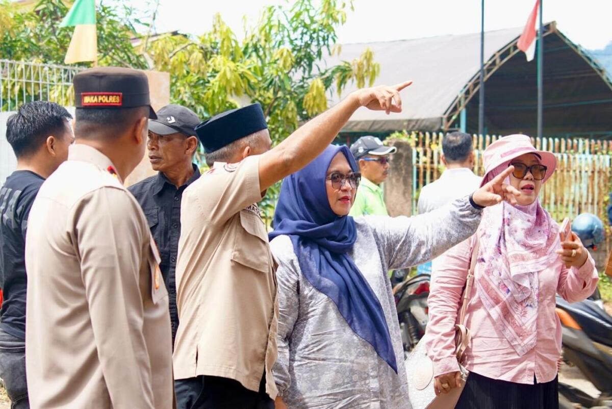 Wabup Puspa Serahkan Bantuan Korban Kebakaran