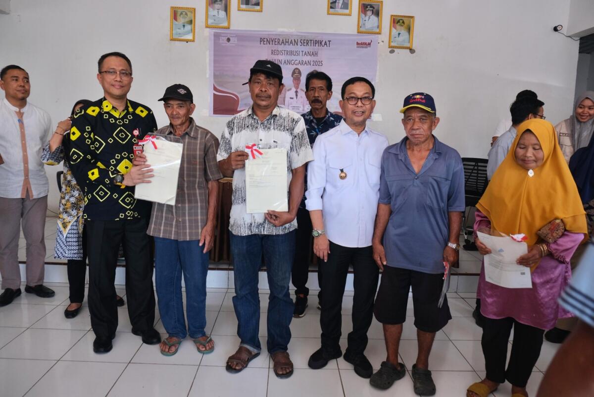 Bupati Suwardi Serahkan 700 Sertifikat