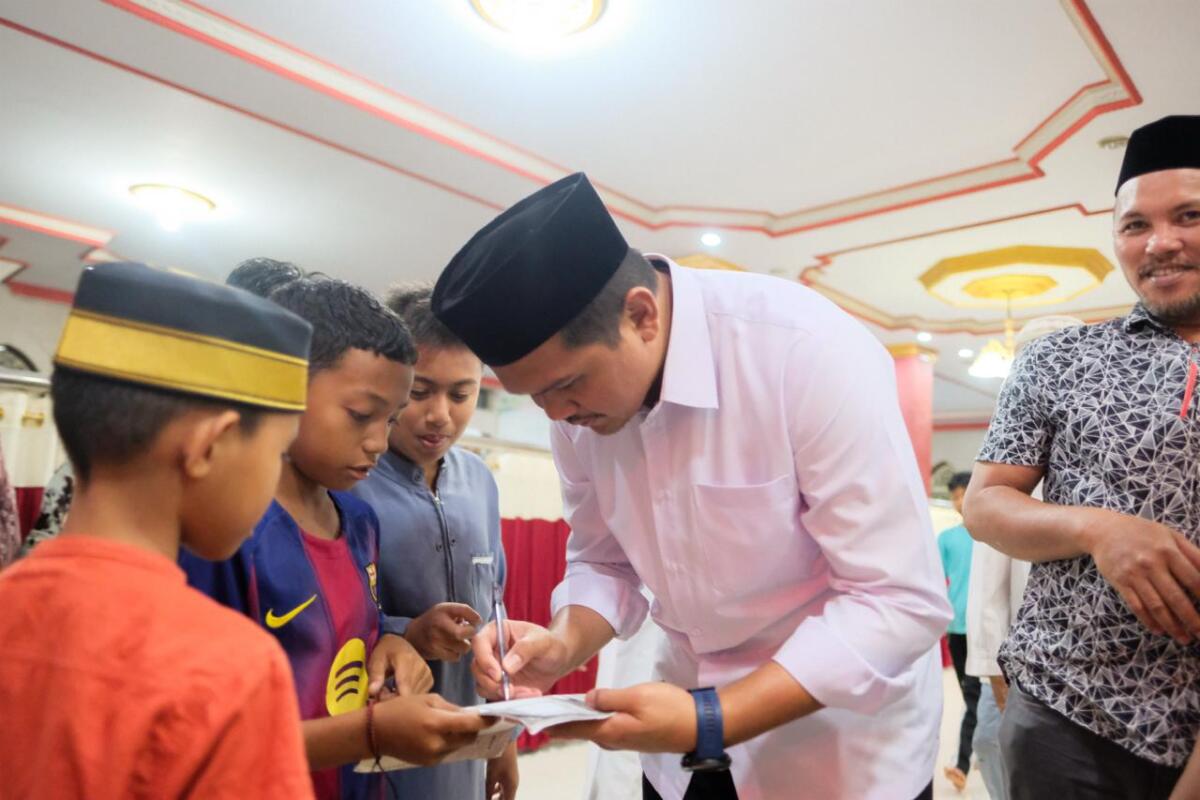 Bupati Bantaeng, M. Fathul Fauzy Nurdin melayani anak-anak yang meminta tanda tangan dalam Safari Ramadan di Masjid Nurussa'adah, Kelurahan Lamalaka, Kecamatan Bantaeng, Sabtu (28/2/2026).