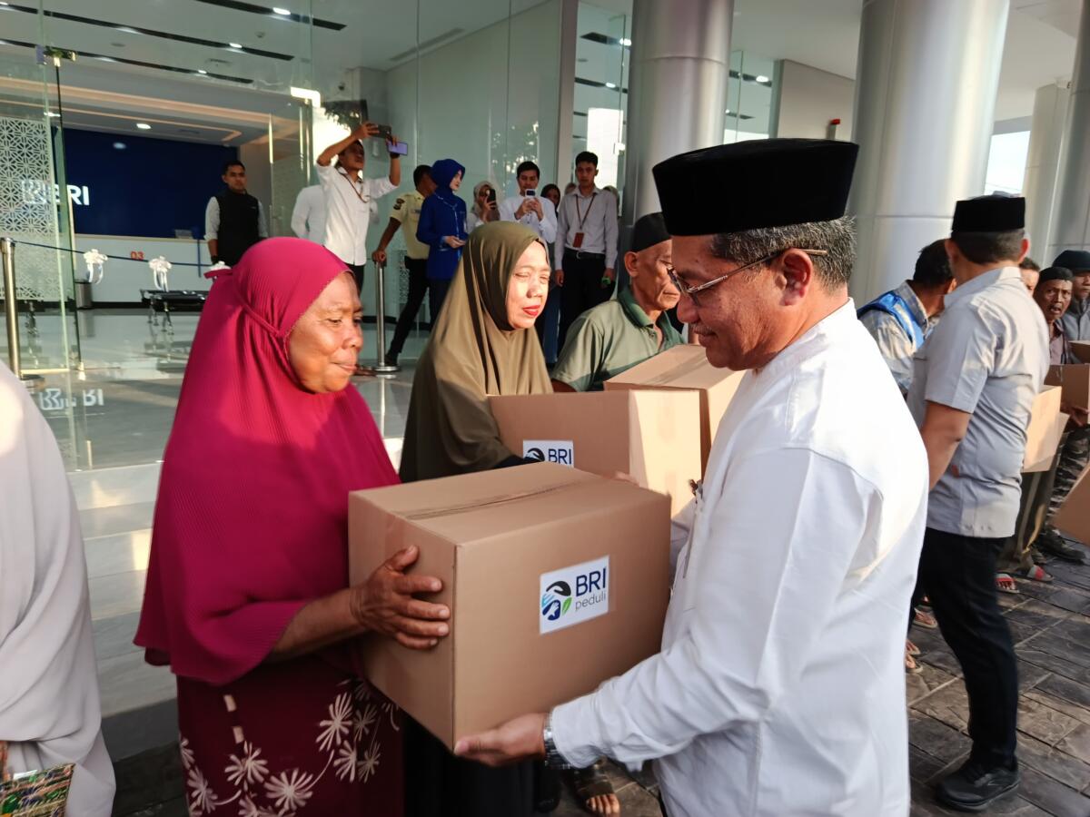 BRI Sinjai Distribusikan 1.500 Paket Sembako, Tandai Mulainya Pelayanan di Kantor Baru