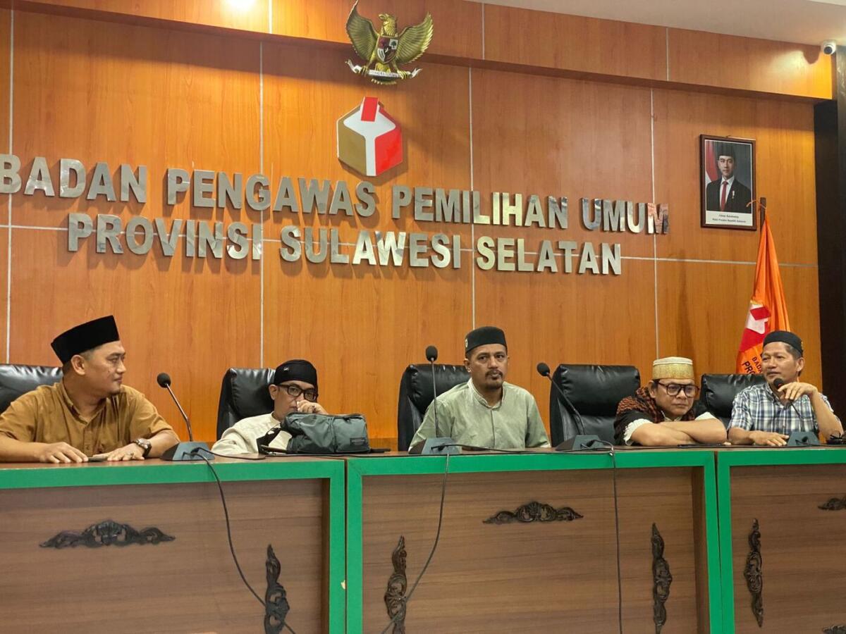 IST
SILATURAHMI--Komisioner Bawaslu Provinsi Sulawesi Selatan menggelar kegiatan silaturahmi dan penguatan kemitraan media bertema 'Bersama Media, Awasi Demokrasi' yang dirangkaikan dengan buka puasa bersama, Selasa (10/3).