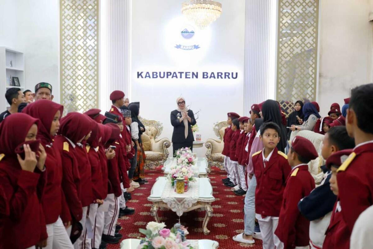IST
SILATURAHMI--Bupati Barru Andi Ina Kartika Sari menghadiri  kegiatan Silaturahmi Siswa Sekolah Rakyat Terintegrasi 65 Barru yang dirangkaikan dengan penerimaan rapor serta penutupan Pesantren Ramadan, di Baruga Singkerru Ada’e, Rumah Jabatan Bupati Barru, Sabtu (14/3)
