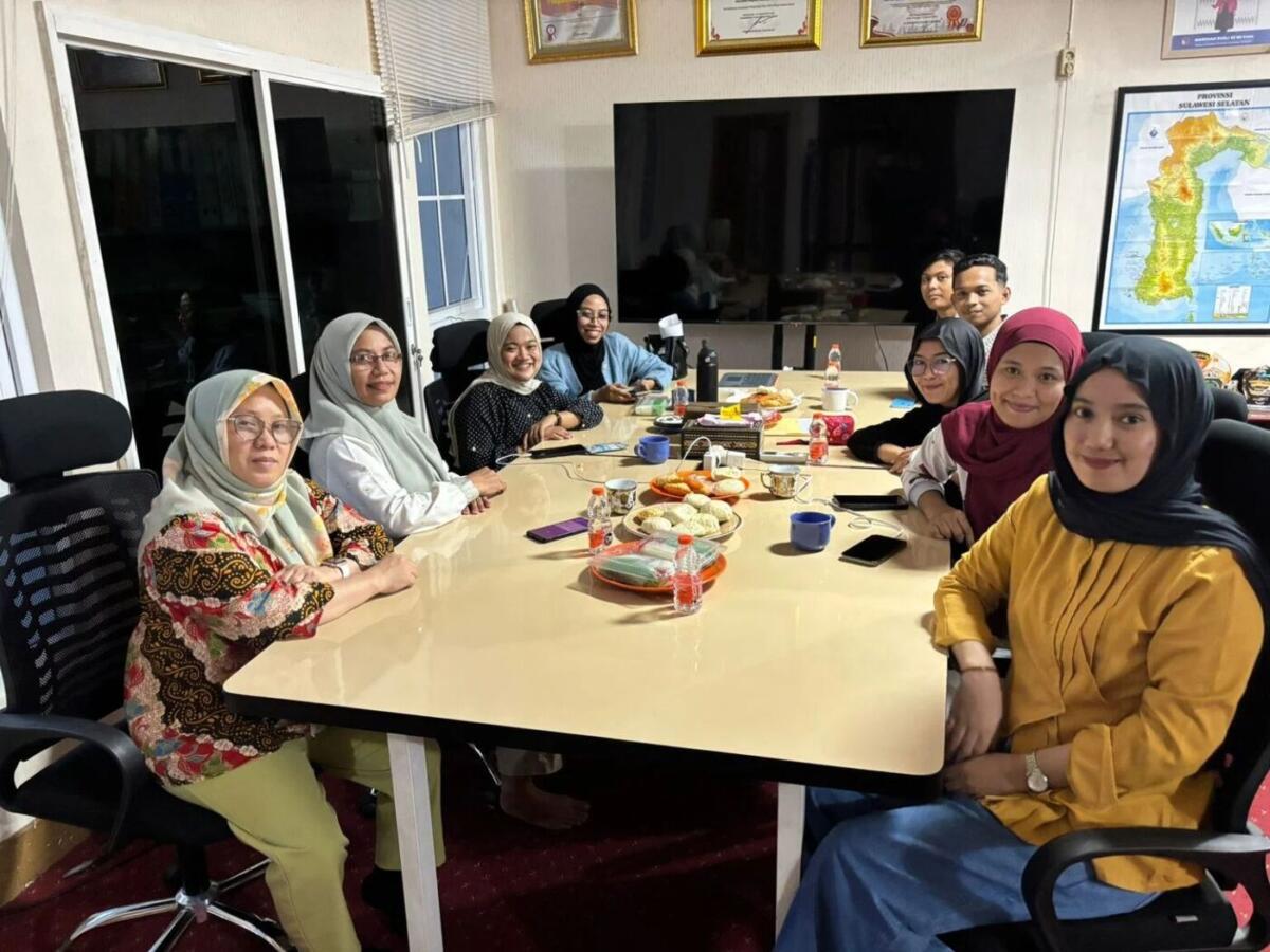 IST
BERDISKUSI--Ketua Bawaslu Provinsi Sulawesi Selatan, Mardiana Rusli, menerima dan berdiskusi dengan sejumlah pegiat Pemilu di Kota Makassar yang didominasi kalangan milenial.
