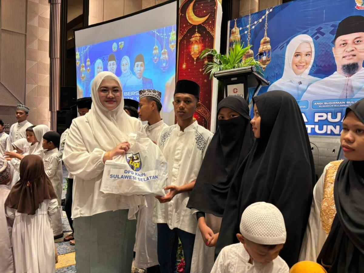 Vonny Serahkan Bantuan Untuk 50 Anak Yatim