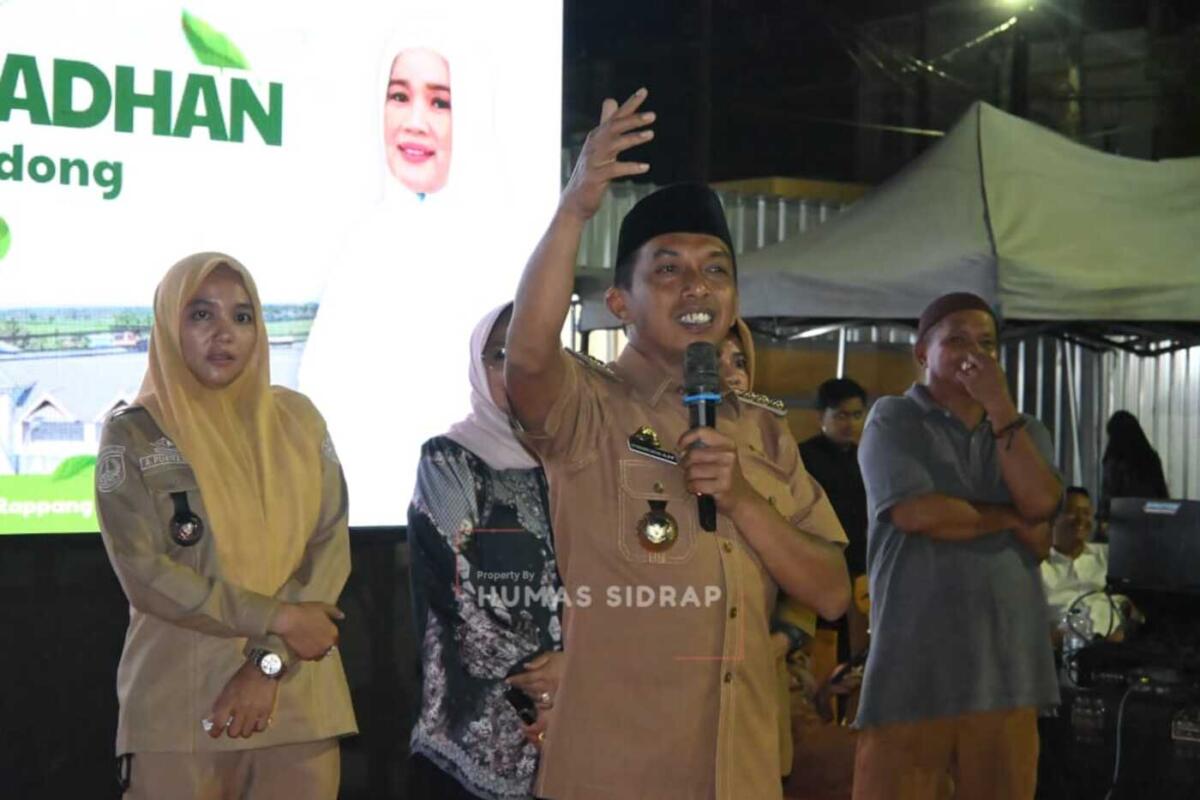 IST
LAUNCHING--Bupati Sidrap H Syaharuddin Alrif resmi melaunching Ramadan Fair di Pasar Tanrutedong Kecamatan Dua Pitue, Senin (2/3) malam
