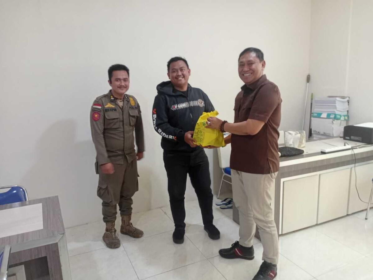 Fraksi Golkar Salurkan Ratusan Paket Sembako