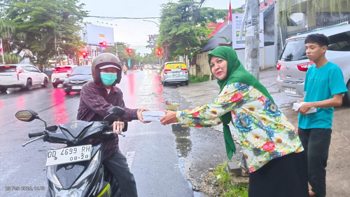 PPP Sulsel Gelar Aksi Sosial Ramadan Dengan Bagi Takjil