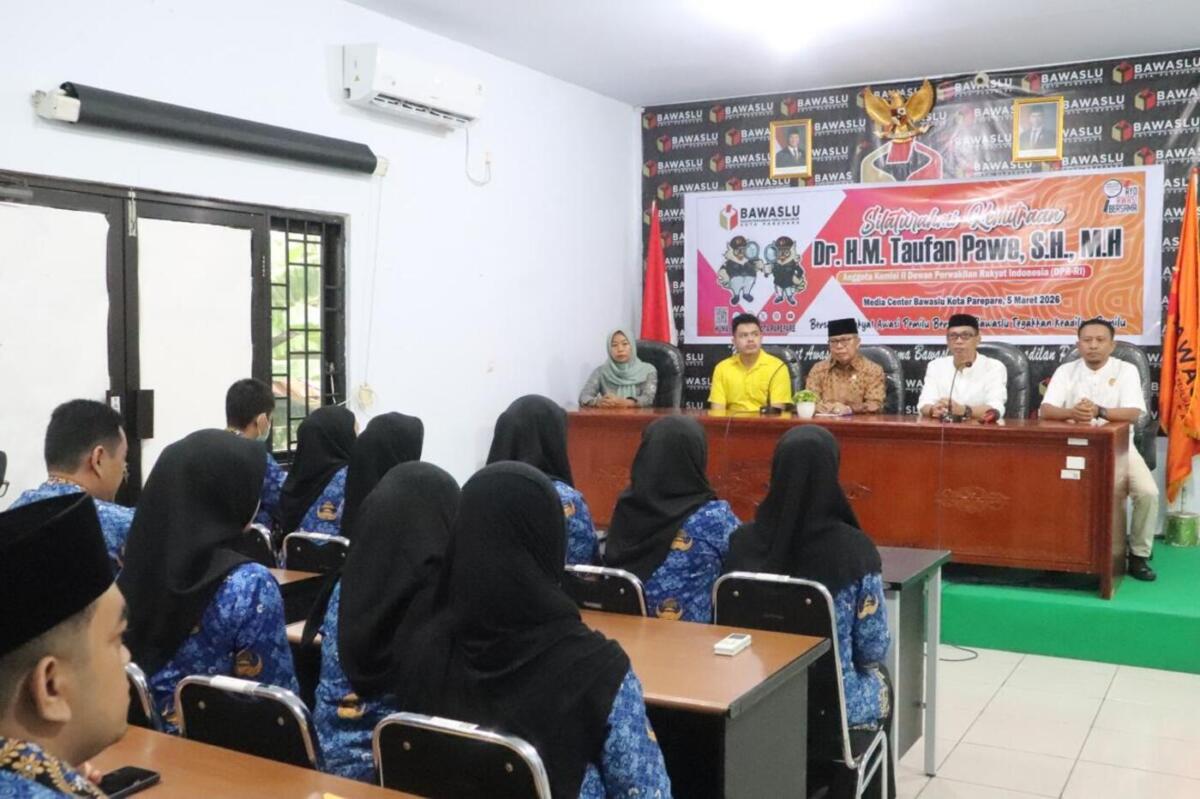 IST
BERSAMA--Anggota Komisi II DPR RI Dr Taufan Pawe bersama Ketua Bawaslu Parepare Zainal Asnun dan Anggota DPRD Kota Ilhamsyah Taufan ketika melakukan kunjungan.
