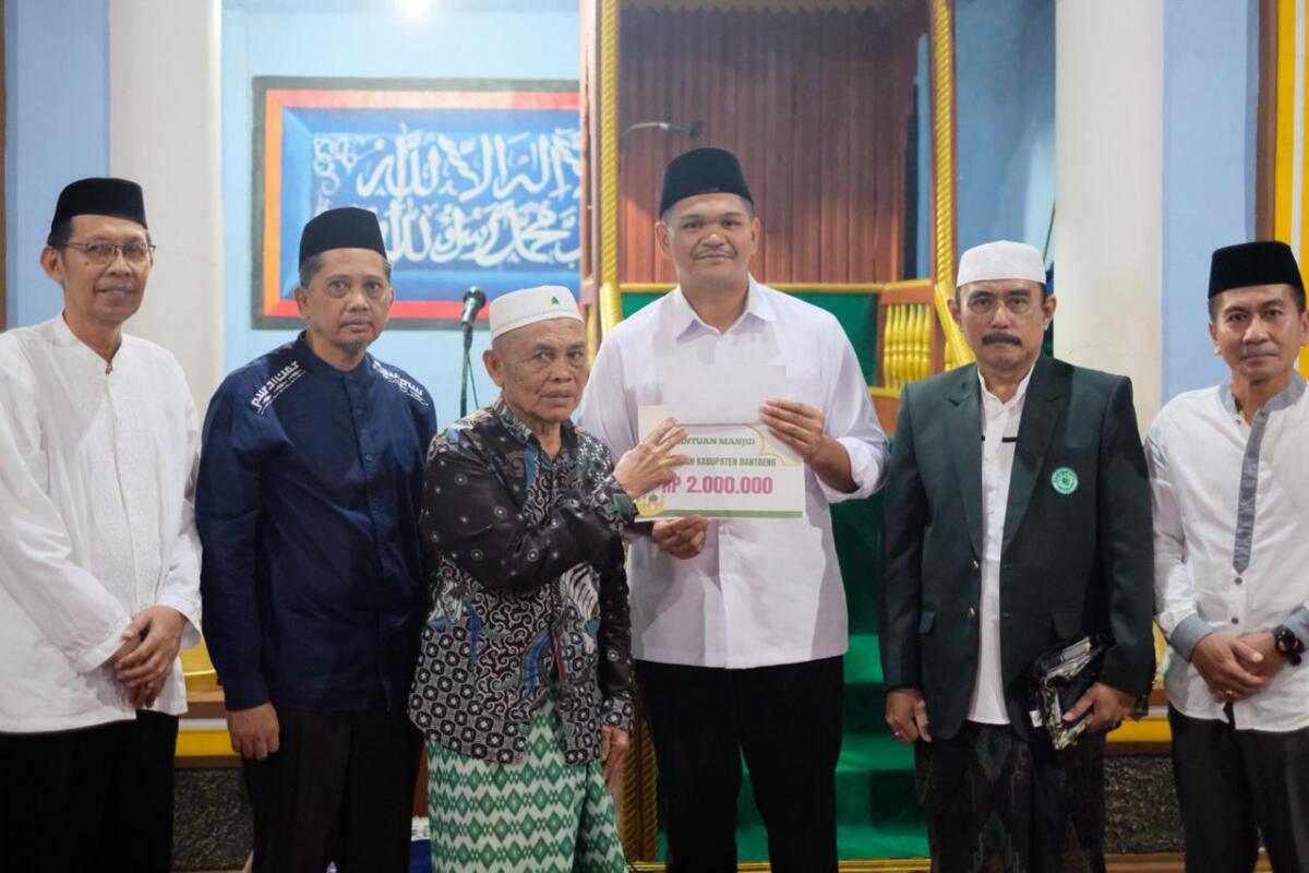 Safari Ramadan di Eremerasa, Bupati Bantaeng Serahkan Bantuan untuk Masjid Nurul Muttaqin