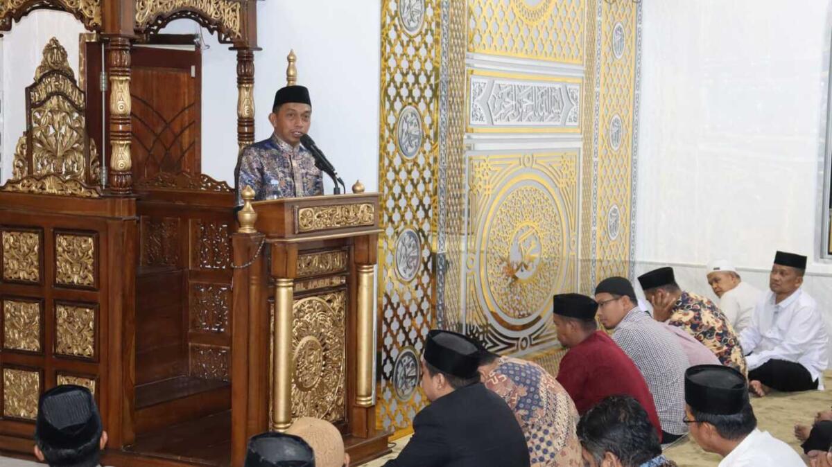 IST
MENYAMPAIKAN PESAN--Bupati Syaharuddin Alrif menyampaikan pesan tentang pentingnya zakat dan sedekah saat ceramah tarawih di Masjid Al Imam, Desa Sumpang Mango, Kecamatan Pitu Riawa, Kamis (5/3) malam
