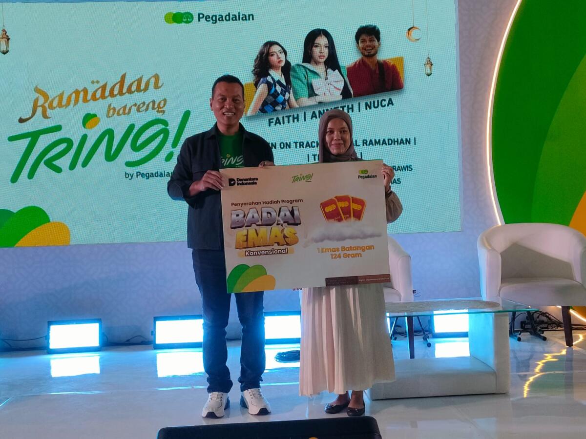 HADIAH EMAS -- Pemimpin Wilayah Pegadaian Kantor Wilayah VI Sulselbarra Maluku, Pratikno menyerahkan hadiah emas batangan 124 gram kepada Rini Purnamasari, nasabah Pegadaian UPC Latanete Plaza pada acara Ramadan Bareng Tring yang digelar Pegadaian di Mal Panakkukang Makassar pada Minggu, 1 Maret 2026.