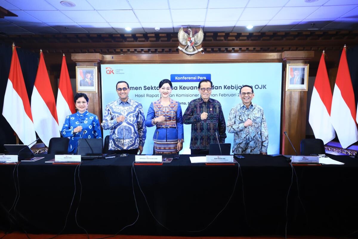 PERTEMUAN -- Pejabat Sementara Ketua Dewan Komisioner OJK, Friderica Widyasari Dewi (tengah) bersama dewan komisioner OJK lainnya usai menggelar pertemuan.