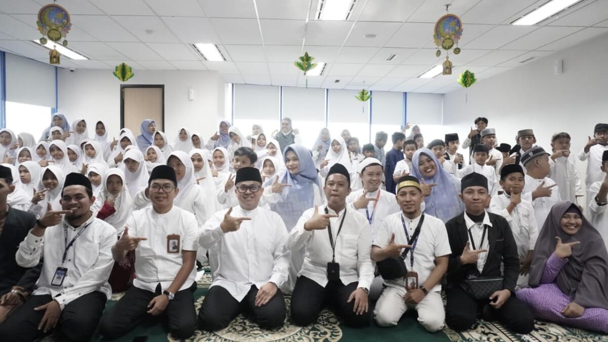 IFTAR -- Kepala Kantor Perwakilan LPS III, Fuad Zaen bersama tim manajemennya, LAZNAS Yatim Mandiri Makassar, serta anak yatim piatu dan dhuafa di Makassat saat menggelar iftar dan pemberian santunan.