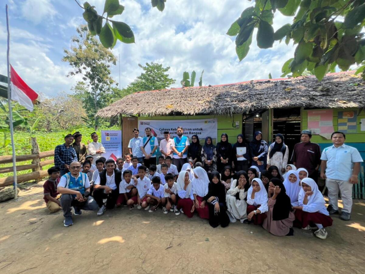Danantara dan PLN Bagikan 2.000 Paket Perlengkapan Sekolah untuk Siswa di Sulawesi Tenggara