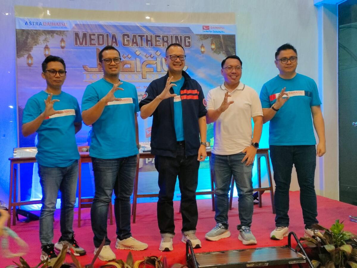 MEDIA GATHERING -- Kepala Wilayah Indonesia Bagian Timur (IBT) PT Astra International Tbk – Daihatsu Sales Operation, Michael Hendro (tengah) bersama tim manajemennya pada acara media gathering yang dilaksanakan di Hotel MaxOne Makassar pada Senin, 9 Maret 2026.