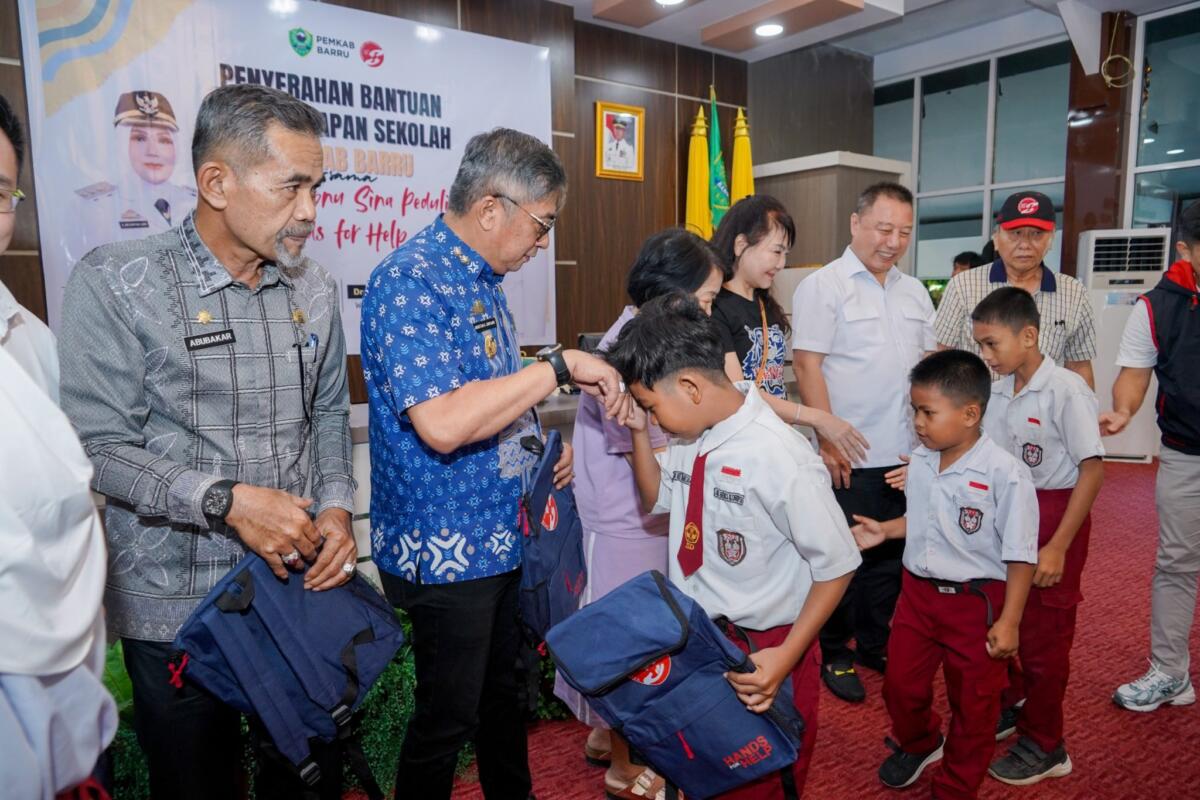 Yayasan Ibnu Sina Berbagi Perlengkapan Sekolah