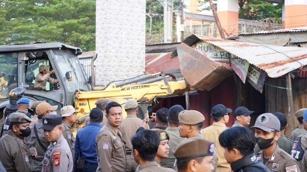 233 Satpol PP Tertibkan 30 Lapak PKL di Satando