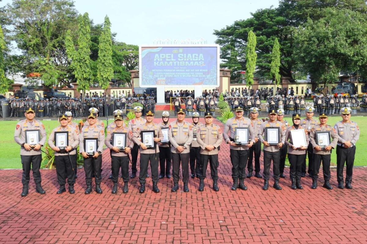 ist
PENGHARGAAN--— Kapolda Sulsel, Djuhandhani Rahardjo Puro, memberikan penghargaan ke sejumlah jajaran Polres atas capaian kinerja  dalam pelaksanaan Operasi Ketupat 2026. Penyerahan penghargaan berlangsung di Lapangan Upacara Mapolda Sulsel, Senin (30/3).‎
