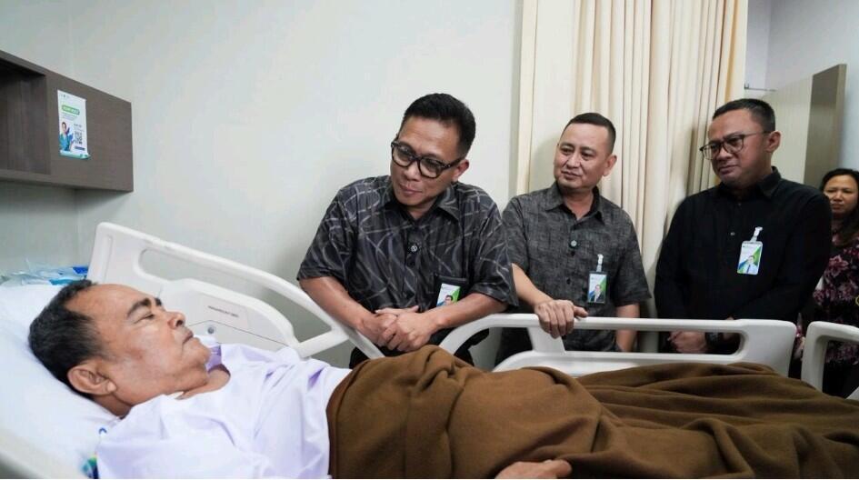 MENJENGUK -- Direktur Utama BPJS Ketenenagakerjaan, Siaful Hidayat saat menjenguk peserta BPJS Ketenagakerjaan yang mengalami kecelakaan kerja.