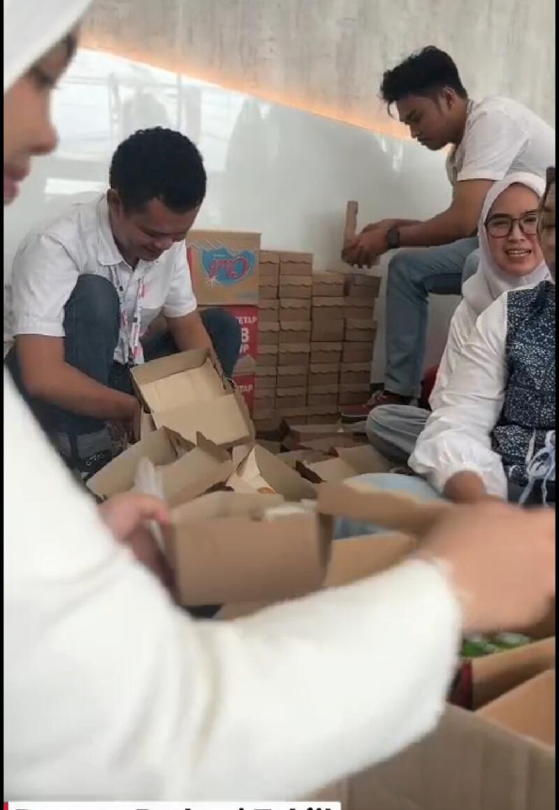 Manajemen Astra Daihatsu Maros Berbagi Penganan Buka Puasa