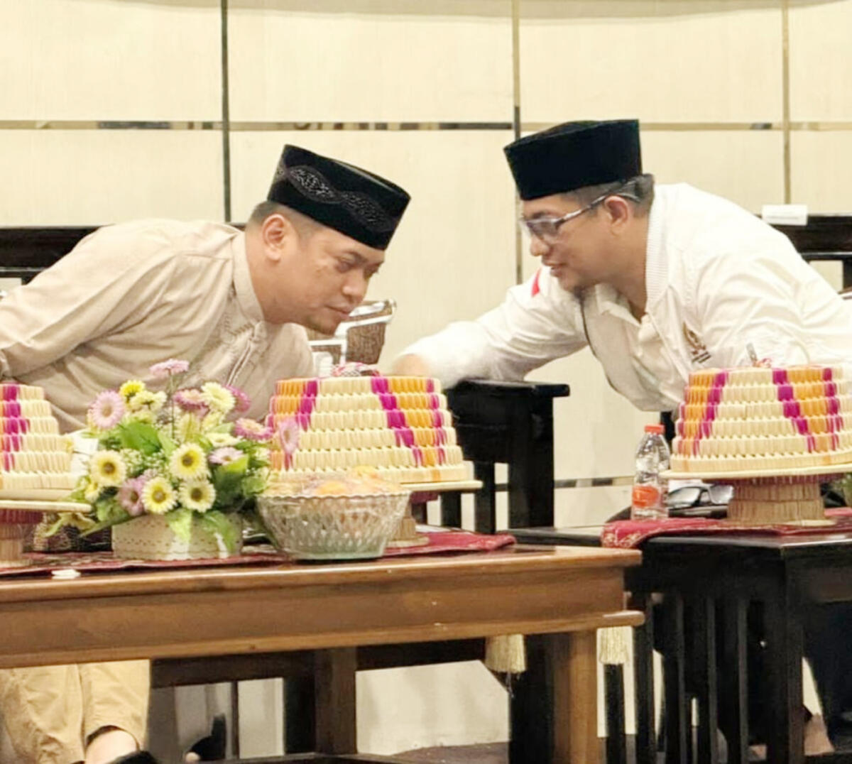 BKM/IST
BERBISIK--Adnan bersama HAR terlihat berbisik saat hadir pada acara THR di Kemenag Gowa, Sabtu (7/3) malam 
