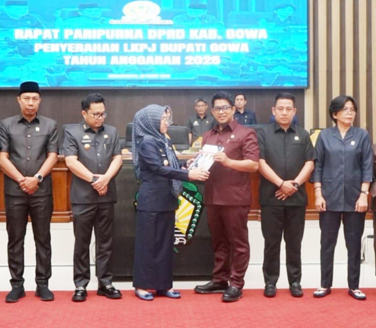 IST
LKPJ -- Bupati Gowa didampingi Wabup Gowasaat menyerahkan LKPj 2025 kepada Wakil Ketua DPRD Gowa, Hasrul Abdul Rajab pada rapat paripurna. 
