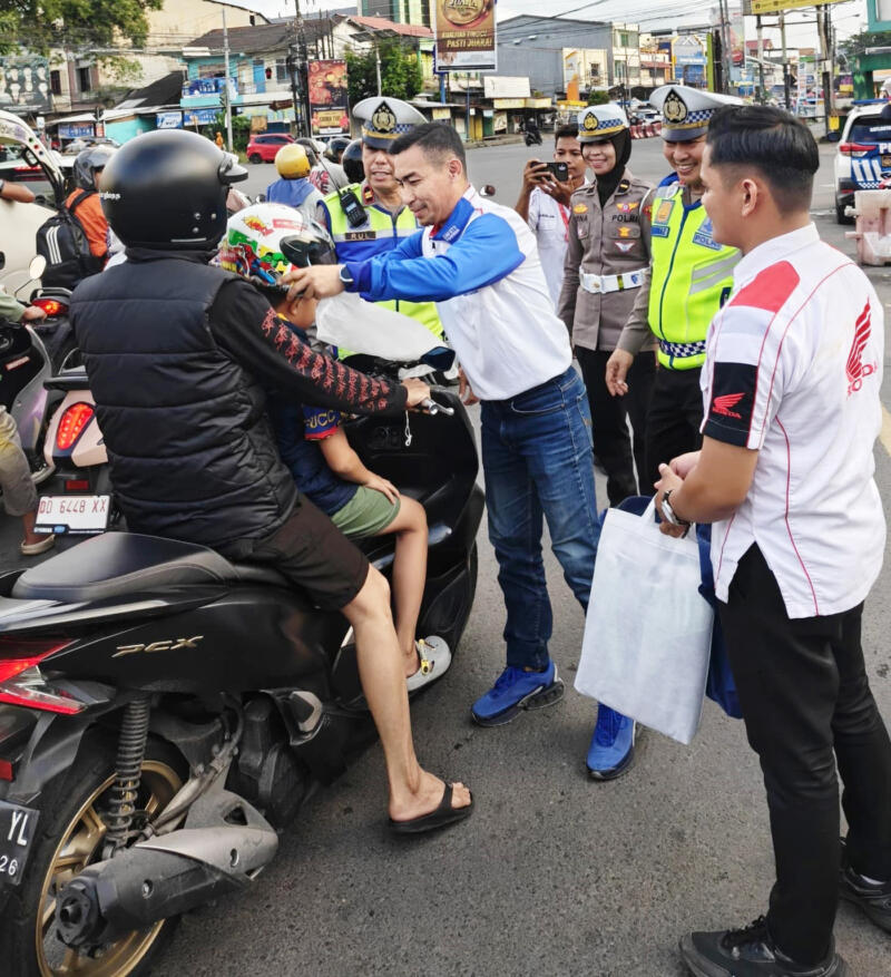 Asmo Sulsel Bagikan Helm SNI kepada Pengendara