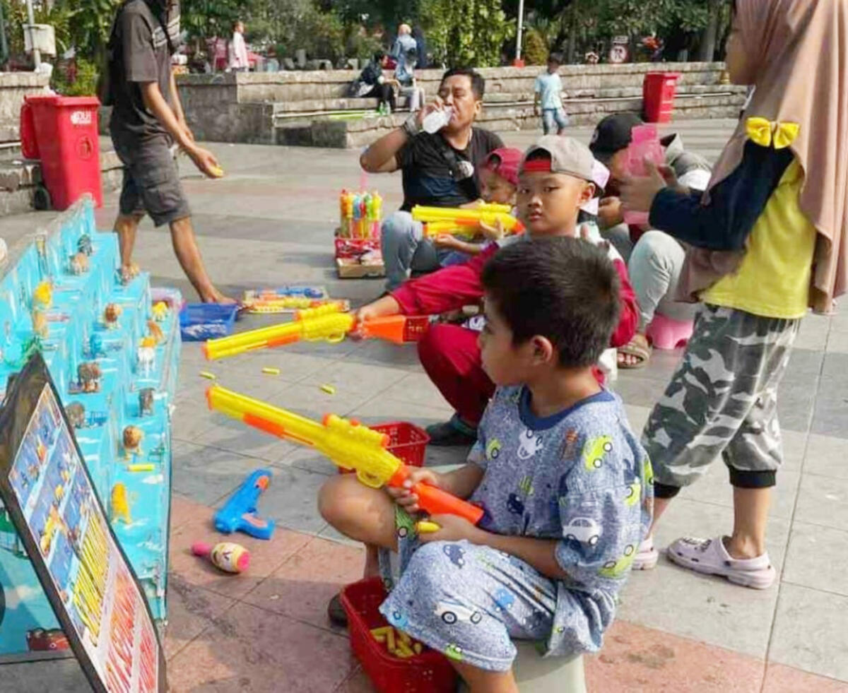 TEMBAK-TEMBAKAN -- Sejumlah anak sedang memainkan permainan tembak-tembakan.

