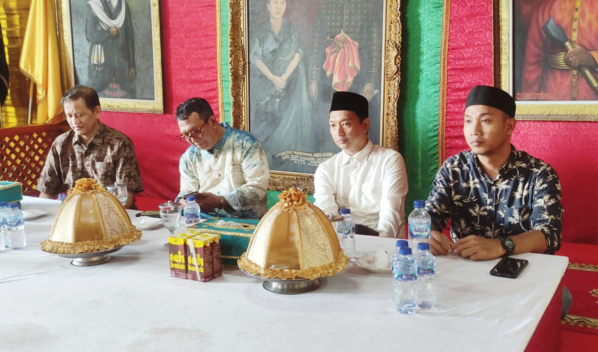 BKM/SAR
DIALOG -- Kadis Pariwisata Gowa, Ary Mahdi Aspari saat hadir dalam dialog tentang Syekh Yusuf di Museum Istana Balla Lompoa bersama Ketua DMI Sulsel, Andi Muhammad, Ketua Majelis Pemangku Adat Tinggi Kerajaan Gowa, Andi Bau' Malik Karaeng Ta Barangmamase, dan Ketua FKGP Sultan Hasanuddin, Andi Pangerang. 
