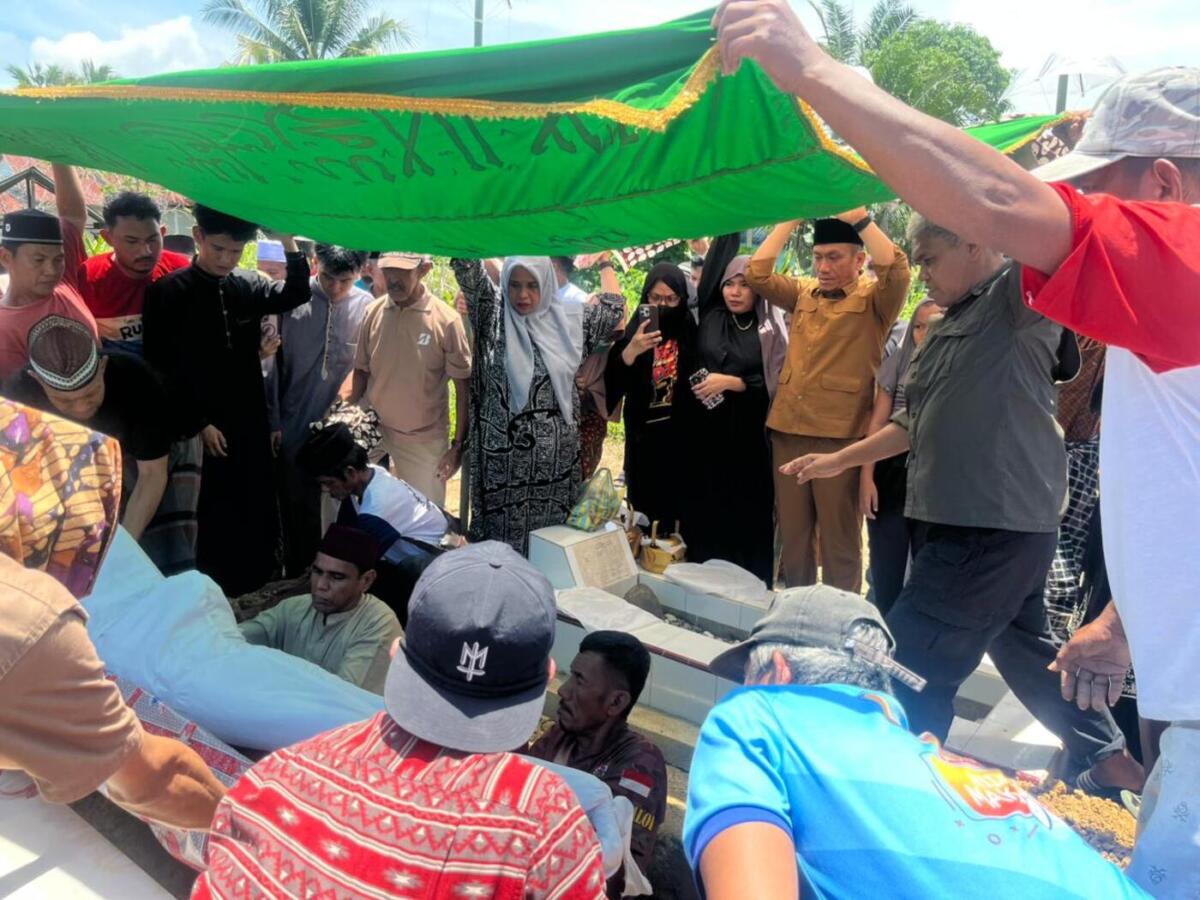 Irwan Lepas Jenazah Sesepuh Wotu