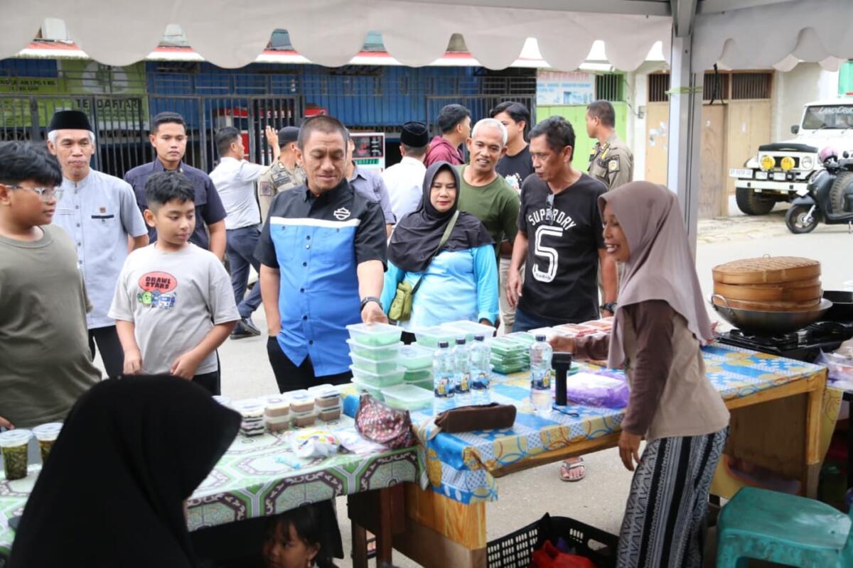 Kunjungi Pasar, Irwan Belanja Kuliner