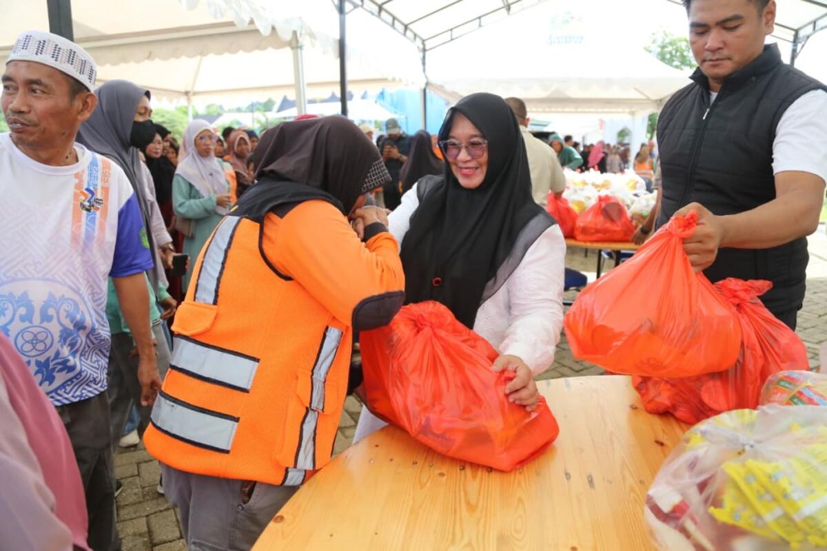 Ratusan Petugas Kebersihan Terima Paket