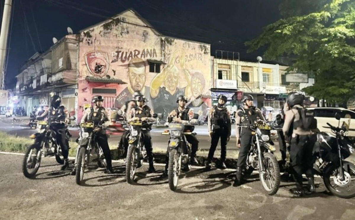 PATROLI -- Personel Polrestabes Makassar bersiap-siap melaksanakan patroli gangguan kamtibmas di wilayah hukum Polrestabes Makassar. 
