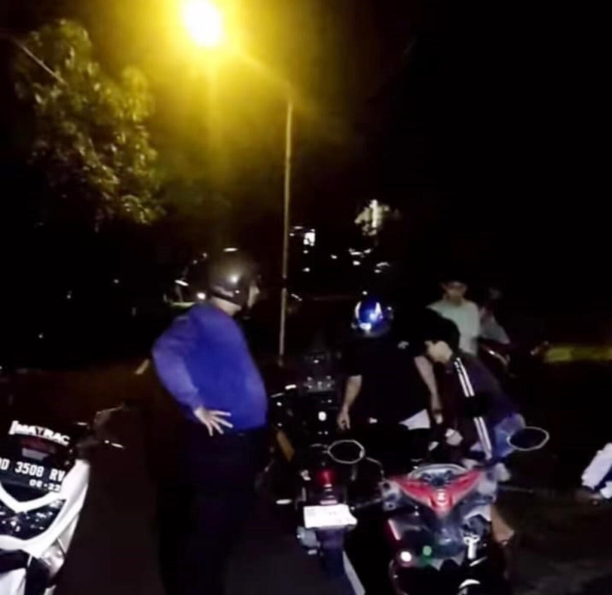 PATROLI -- Personel Polsek Manggala yang melaksanakan patroli KRYD di wilayah hukum Polsek Manggala-Polrestabes Makassar. 
