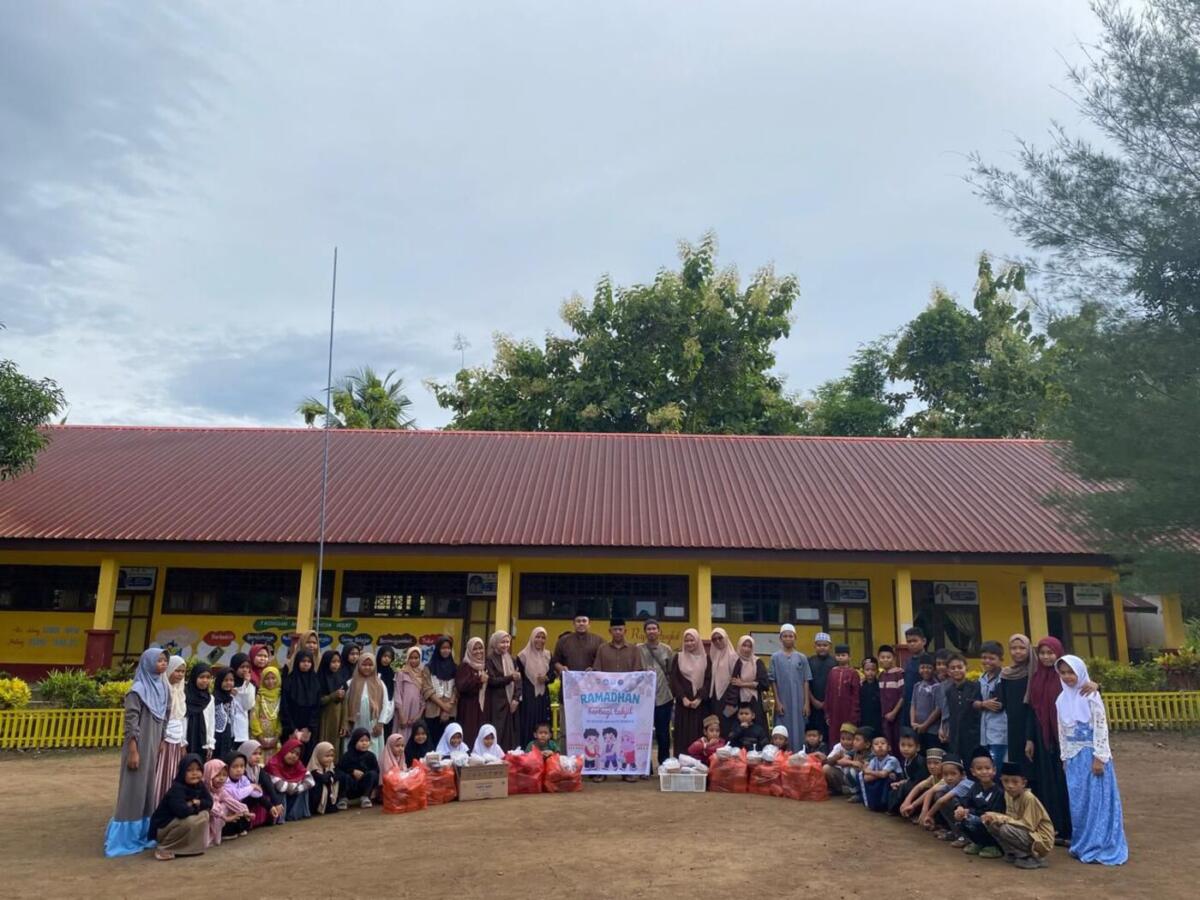 Murid SDN 249 Mattirobulu Berbagi Penganan Buka Puasa