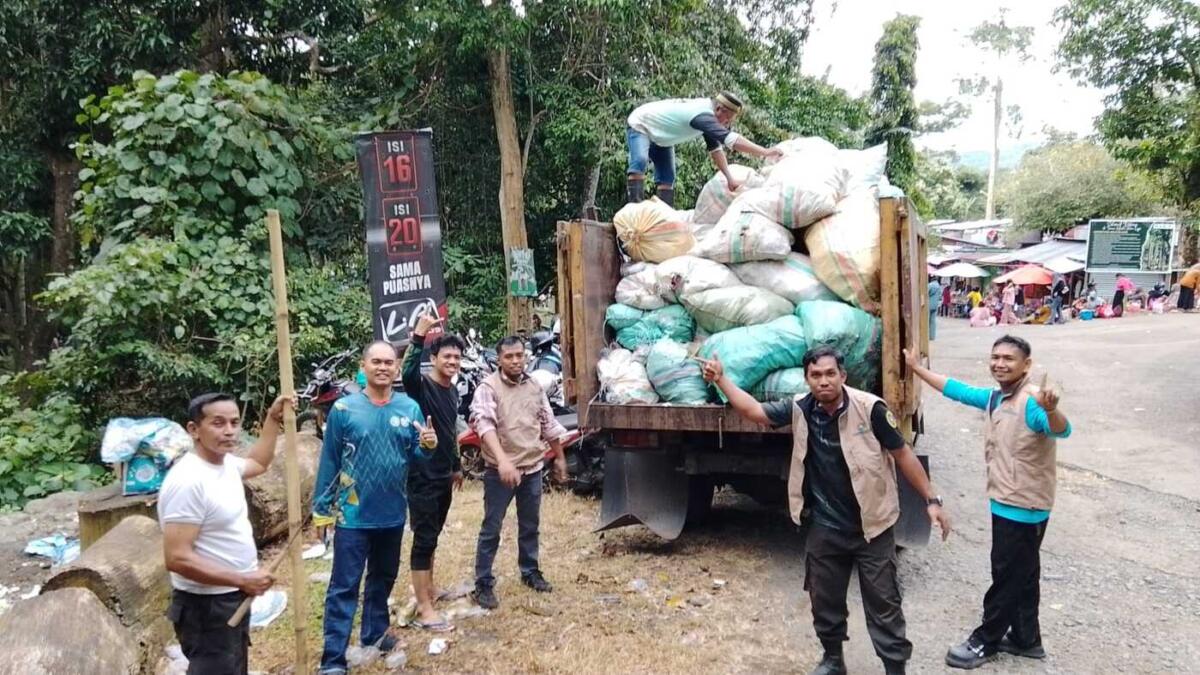 Polhut BKSDA-Perseroda Bersihkan Sampah Plastik