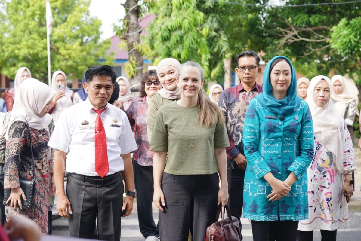 Ketua TP PKK Bantaeng Ditemani Guru Asal Swiss Kunjungi SD Inpres Pullaweng