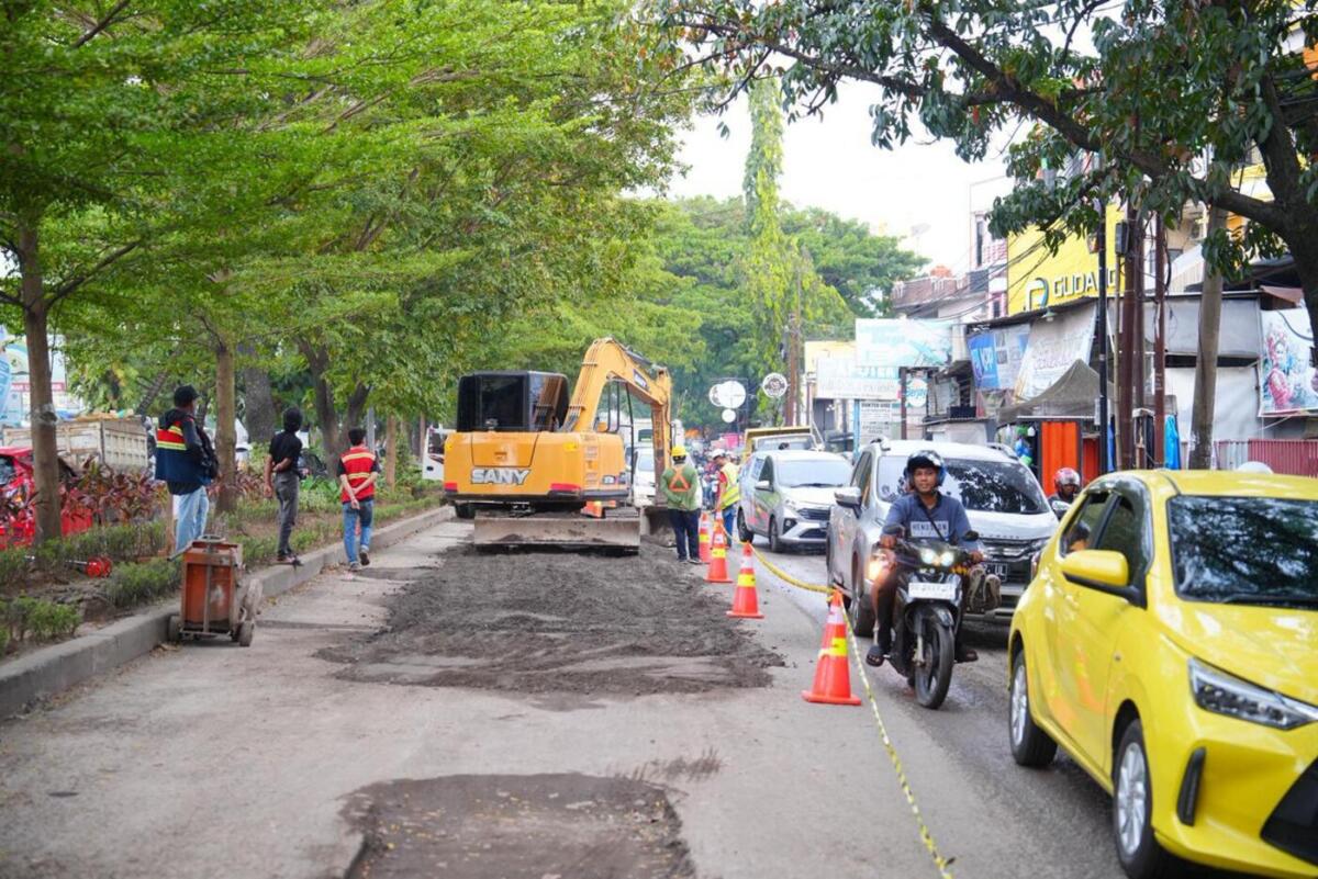 Proses Pengerukan di Jalan Aroepala tak Tutup Arus Lalu Lintas