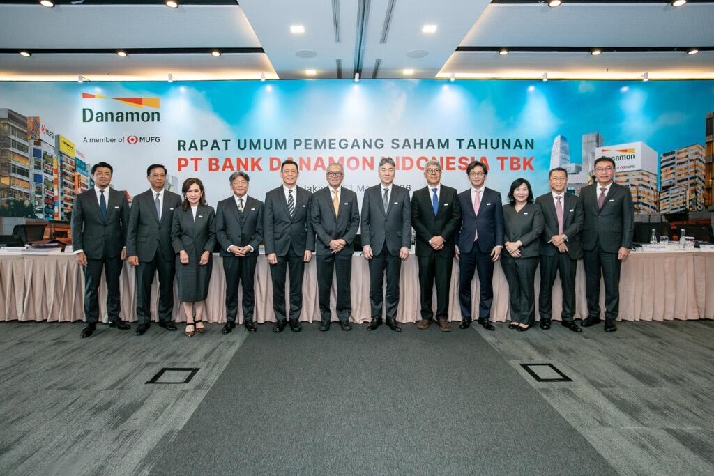 RUPST -- Jajaran Dewan Komisaris dan Direksi PT Bank Danamon Indonesia Tbk (Danamon) foto bersama setelah penutupan Rapat Umum Pemegang Saham Tahunan (RUPST) Danamon di Jakarta, pada Selasa (31/3). 